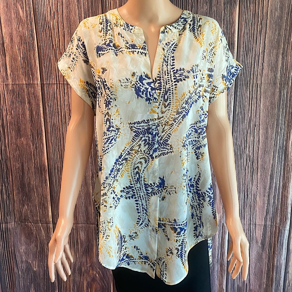 Chico’s size 1 equivalent to a medium white yellow & blue paisley pattern